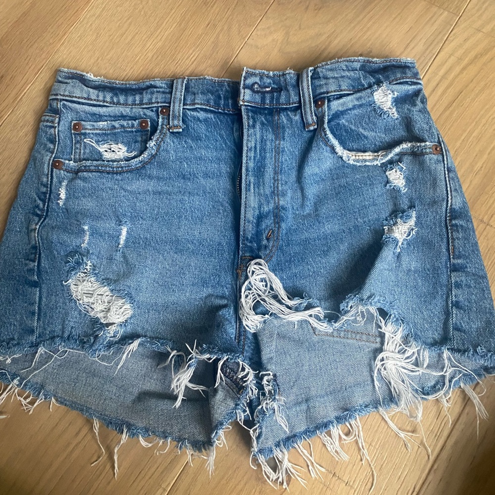 Abercrombie Mom Short High Rise Size 6. Barely worn